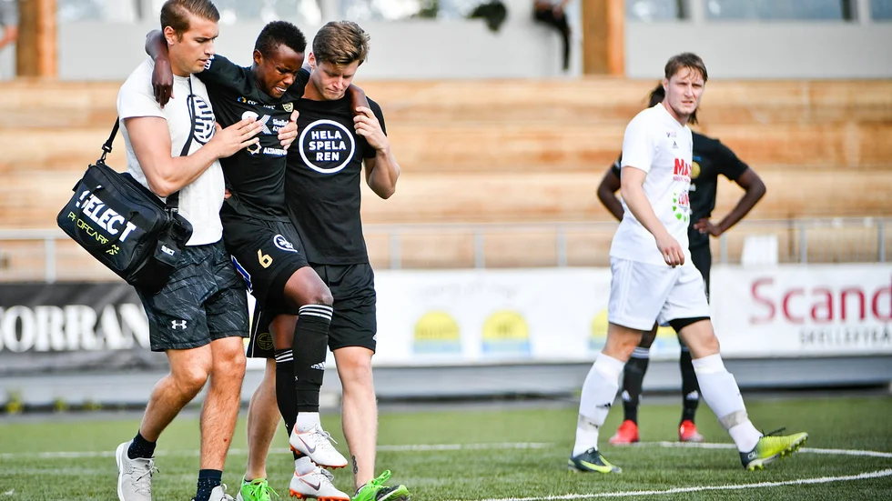 Efter bara tre minuter gick den talangfulle mittfältaren Mustafe Ismail Ahmed i backen och då var det också färdigspelat efter en tuff tackling mot fotleden.