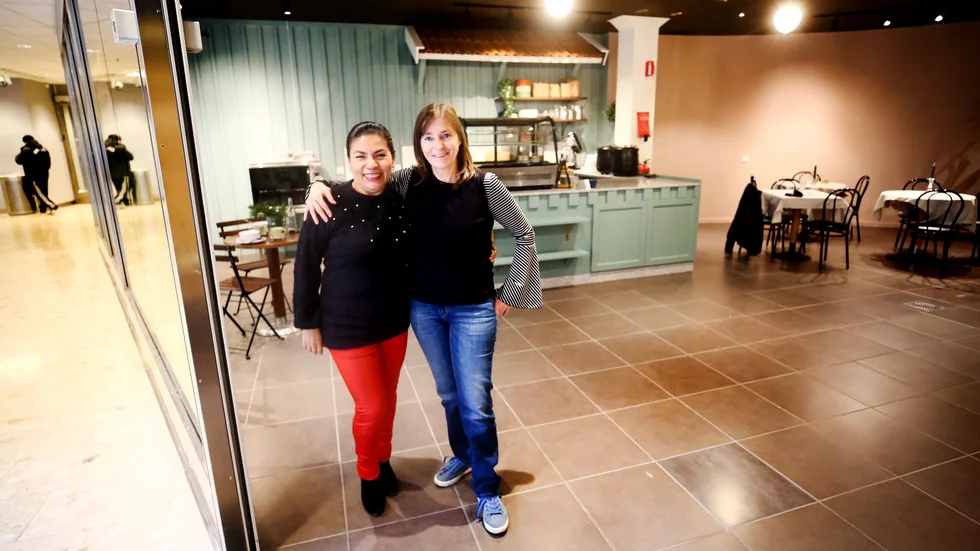 "Jag arbetar med matsvinn och det här är mina färger. Jag kommer att laga min mat på plats, det blir bland annat soppor, pajer och wraps, med hembakat bröd till soppan", säger Anette Edeborg, till höger i bild. Till vänster Luisa Gustafsson.