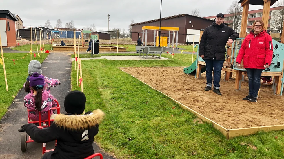 Pedagogen Tom Segersten tillsammans med rektor Susanne Wernström med Pärlans lekplats i bakgrunden. 
