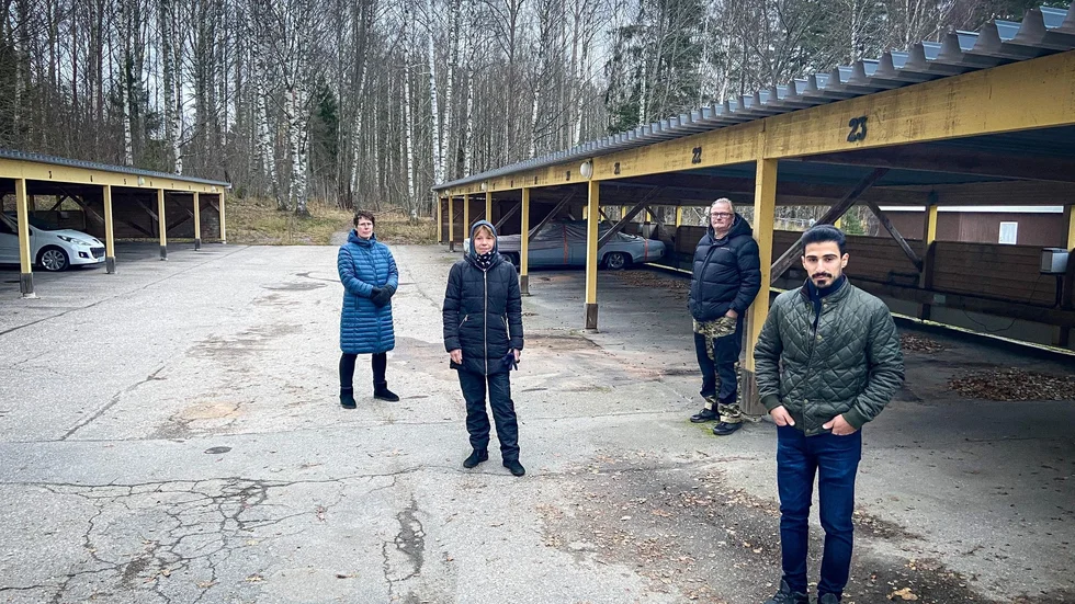 Natten mot måndag utsattes tre bilar i carporten på Minkvägen i Hållsta för bränslestölder genom att det borrades hål i bilarnas tankar. Monija Johansson, Anne Englund, Janne Wahlkvist och Bersar Homsai blev alla drabbade.