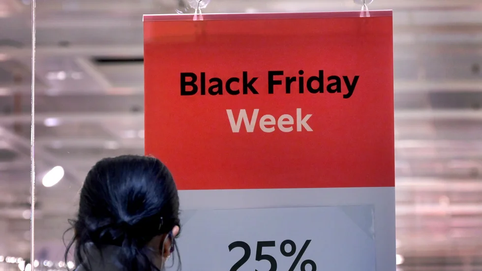 Den första september blir det krav på att redovisa vilket lägsta pris en vara haft de senaste 30 dagarna. Det är ett sätt att få bukt med att butiker höjer ordinarie priser strax före Black Week för att reapriset ska se bättre ut.
