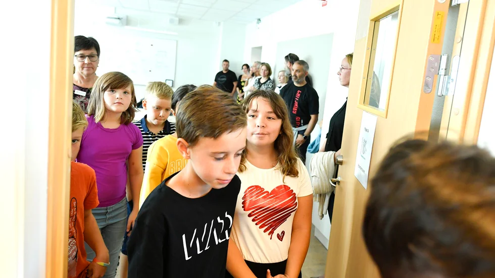 Maya Hellgren, Kian Stighäll och Maya Berggren fick en rundtur på Internationella Engelska skolan under sin första dag som fjärdeklassare. 