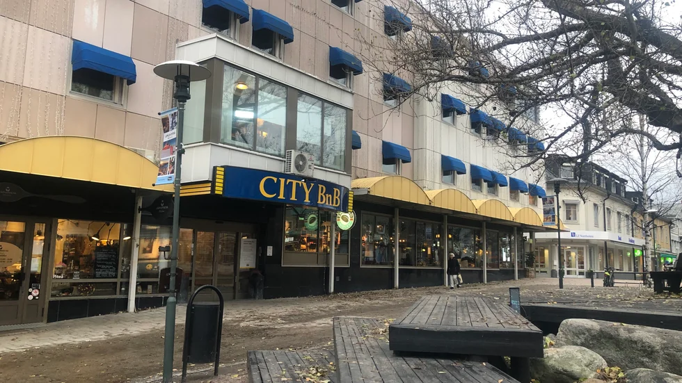 Stöld av bland annat filmrekvisita på Skoogs City Bed and breakfast på Uddmansgatan anmäldes på torsdagen.