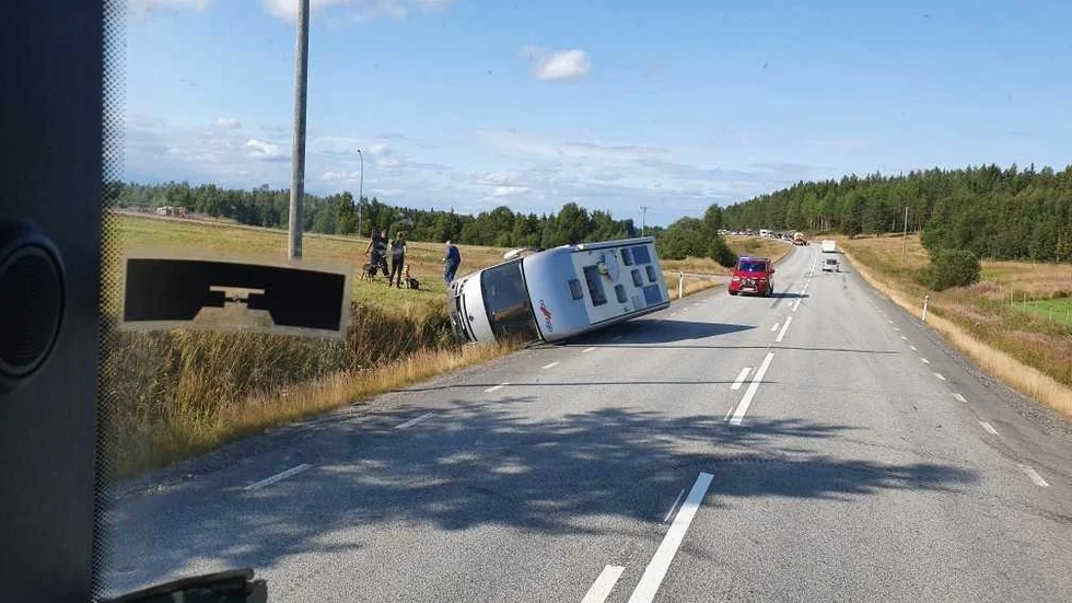 Husbilsolycka mellan Sikea och Ånäset. Foto: Läsarbild.