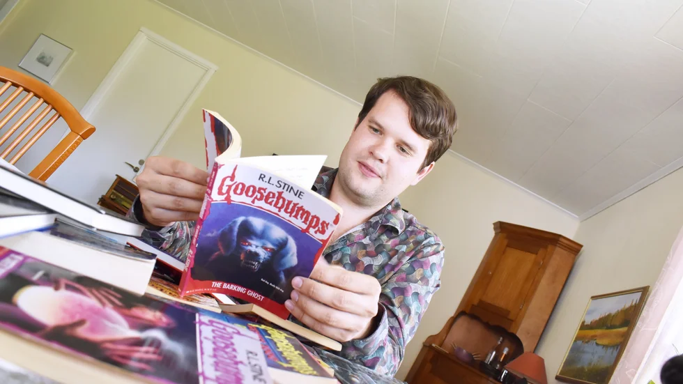 Tobias Söderlund har alltid läst om skräck och spökhistorier – i föräldrahemmet i Bureå finns fortfarande boksamlingen kvar. 