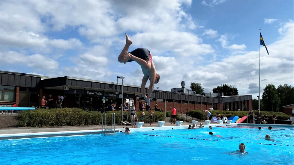Efter flera års stängning öppnade återigen Vendelbadets utomhusbassäng i juli. 