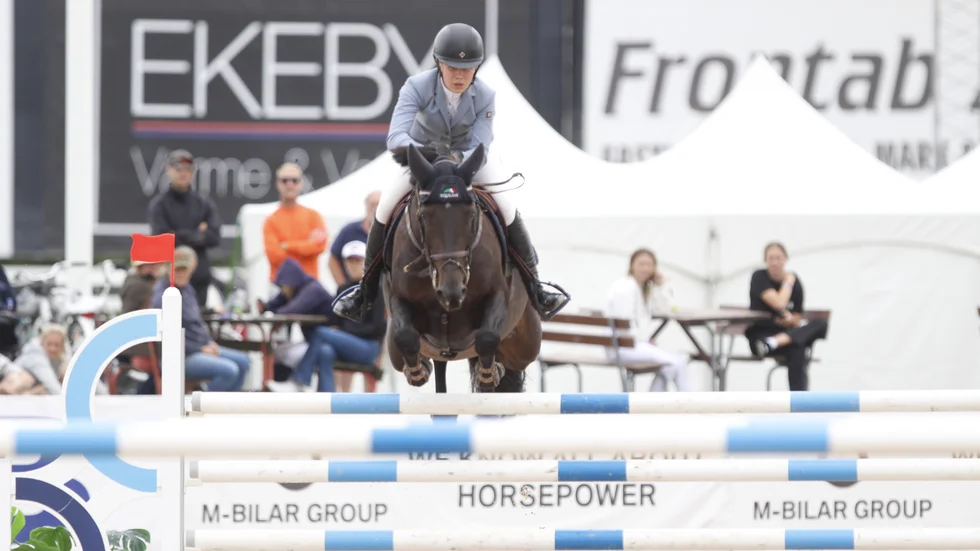 Kajsa Björe tog hem den första deltävlingen i ATG Riders League. "Vi blir hela tiden bättre och bättre på saker och snabbare och snabbare i omhoppningarna" säger hon om sin häst Copa Cabana.