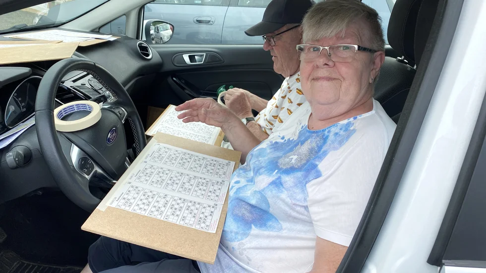 Barbro Shultz kommer ifårn Kisa och har varje onsdag i 20 års tid medverkat på ÅFF:s bilbingo. Hon och hennes kompanjon Anders turas om att köra varannan gång. "Man lever på hoppet om man kommer hit"