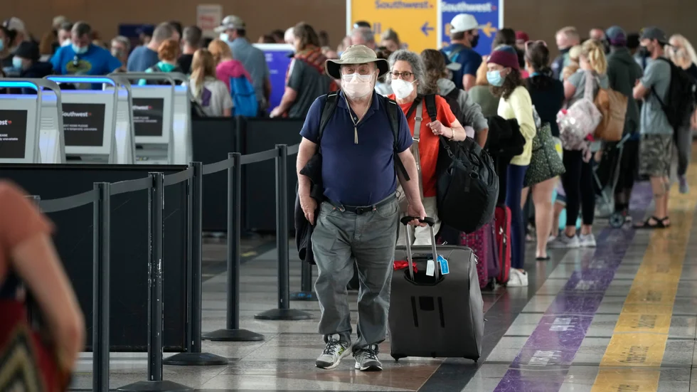 Resenär på Denvers internationella flygplats. USA förlänger sina inreserestriktioner. Arkivbild