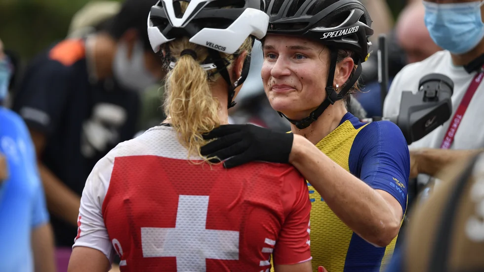 Jenny Rissveds gratulerar vinnaren Jolanda Neff, Schweiz, efter damernas lopp i mountainbike.