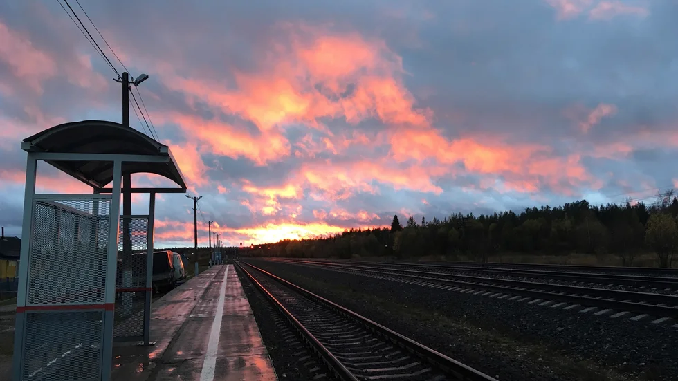 Solnedgång på järnvägsstationen i Lojga i norra Ryssland. Arkivbild.