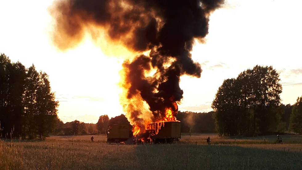 Branden i släpet var våldsam och tjock svart rök steg mot kvällshimlen.