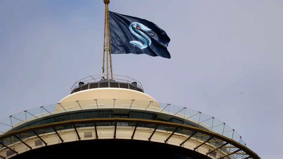 Seattle Krakens flagga på toppen av ikoniska Space Needle i Seattle. Arkivbild.