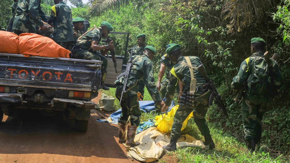 Armén tar hand om lik efter ett angrepp som ADF misstänks för i Oicha i östra Kongo-Kinshasa den 23 juli.