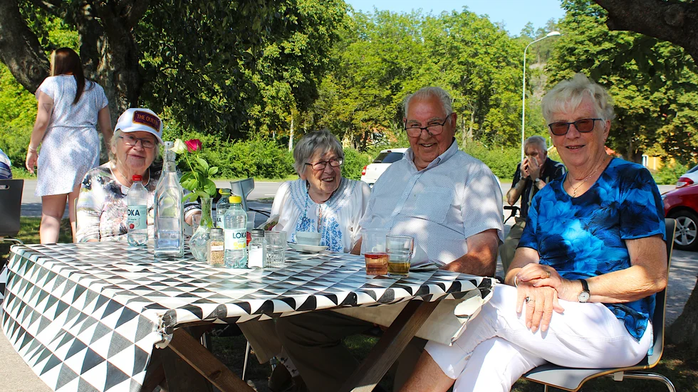 Göta Nilsson, Svea Karlholm, Sune Eliasson och Vanja Eliasson trivdes i skuggan.