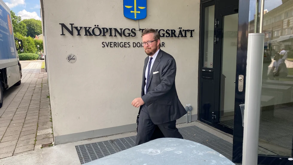 Advokat Erik Westerberg lämnar tingsrätten, efter beskedet om att förhandlingarna skjuts upp till måndag. 