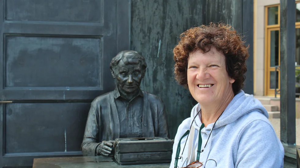 Imelda Volkaerts från Belgien tycker statyn på Astrid är magisk. På hennes tröja står det Smiks, namnet på skolan i Belgien där hon är lärare. Under semestern använder de tröjorna och tar bilder på olika platser de besöker som de sedan publicerar på skolans sociala medier.