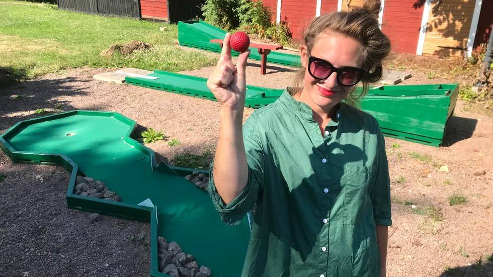Lovisa Lindstrand har renoverat den övergivna minigolfbanan i Hästholmen. I slutet på juli hoppas hon att den är igång.