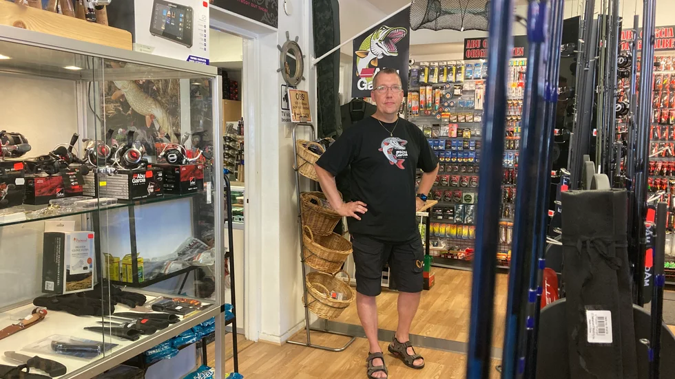 Kjell Hedqvist på fiskebutiken Importspecialisten brukar tipsa sina kunder som ska lägga i sina båtar om att det gäller att vara tidigt ute på morgonen i Sundbyholm.