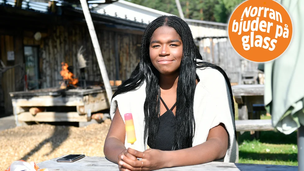 Som 16-åring gjorde Zeinab Kamara debut i elitserien efter flytten till Lindesberg. Efter säsongen nominerades centern dessutom till Årets rookie.