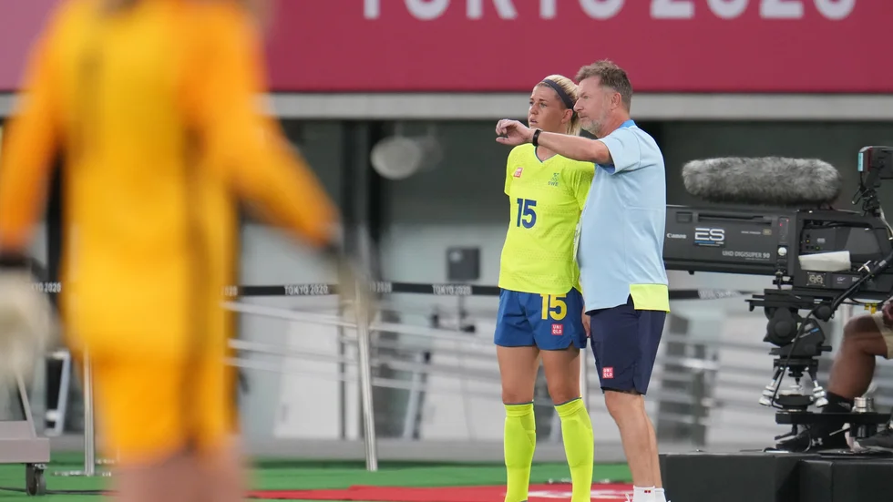 Sveriges förbundskapten Peter Gerhardsson, här redo att byta in Olivia Schough i OS-premiären mot USA, öppnar för att rotera laget i gruppspelsavslutningen mot Nya Zeeland.