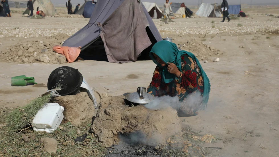 Många afghaner har tvingats lämna sina hem med anledning av striderna mellan talibanerna och afghanska säkerhetsstyrkor. Bilden är tagen i början av juli i utkanten av staden Mazar-e-Sharif.