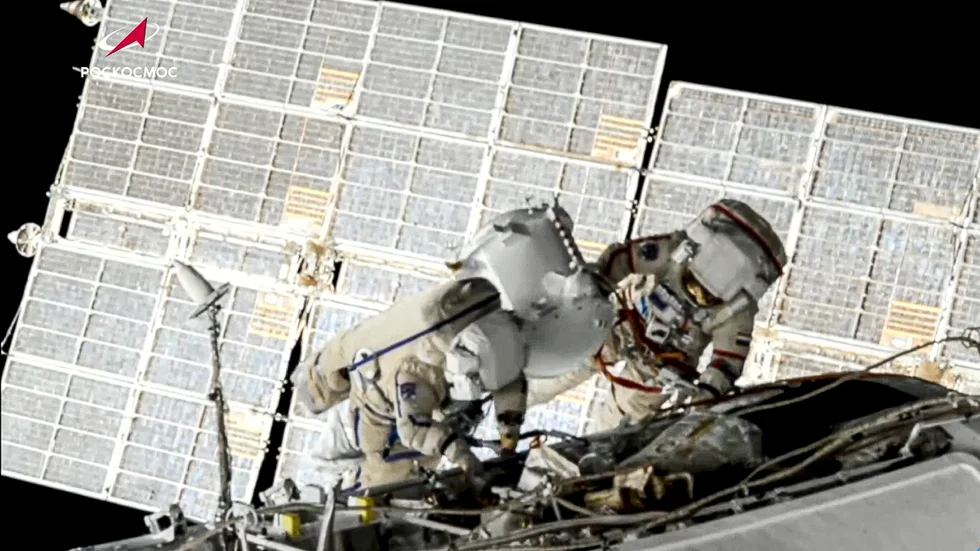 De ryska kosmonatuerna Oleg Novitskij och Piotr Dubrov genomför en rymdpromenad på rymdstationen ISS den 2 juni.