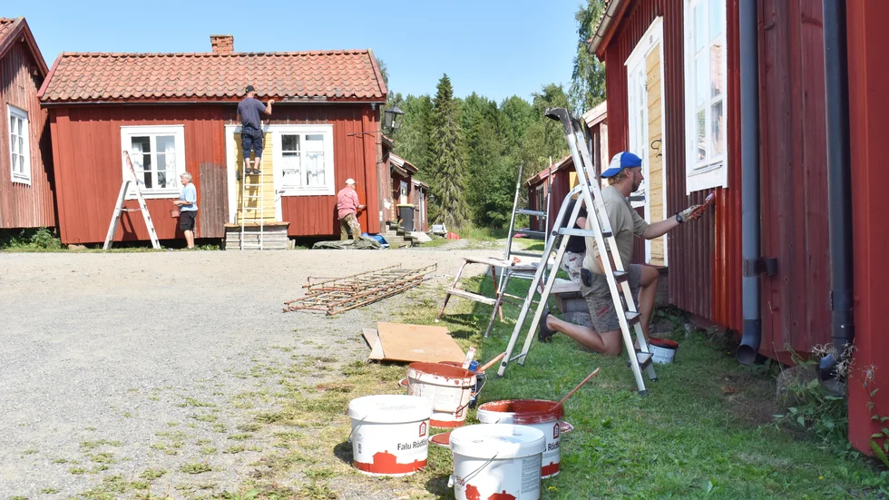 Fem personer varav alla var släkt på något vis målade i detta område. Närmast Mattias Nurmela, Karlstad. 