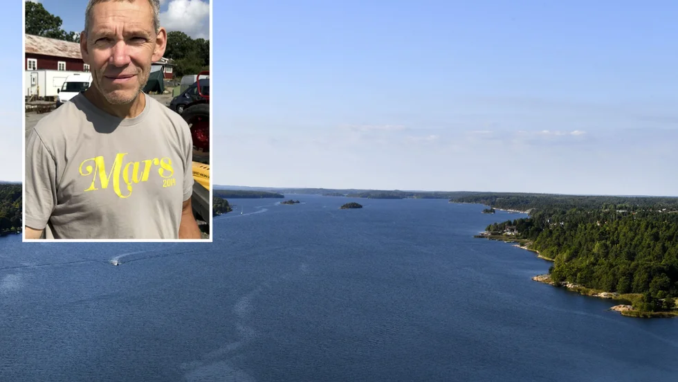 Johan Rönnby, projektledande professor för studien Sea Change vid Södertörns Högskola, förklarar att Gamlebyvikens utseende berättar om hur människan tidigare anpassat sig till havsnivåförändringar. 