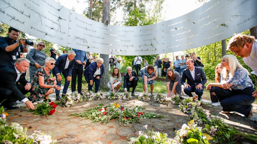 Minnesmanifestation på Utøya, på dagen tio år efter terrorangreppet. Från vänster Raymond Johansen, AP:s ordförande i Oslo, Norges LO-ledare Peggy Hessen, tidigare statsminister Thorbjørn Jagland (AP), statsminister Erna Solberg (Høyre), AP:s ordförande Jonas Gahr Støre, Norges kronprins Haakon och kronprinsessan Mette Marit.