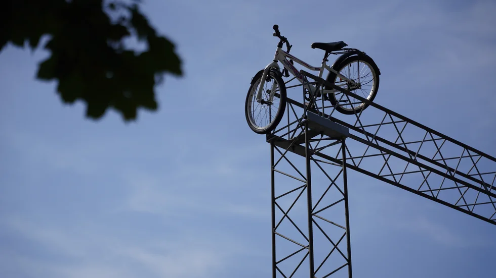 Den här tvåhjulingen hade på något sätt hamnat uppe på en mast intill Enköpingsvägen.