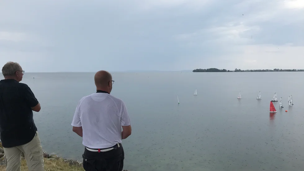 Segling från land. Lasse Bengtsson från Motala och Magnus Andersson från Vadstena rattar sina båtar i träningen vid Vadstenas hamnpir. Radiosegling är lätt att bli biten av.