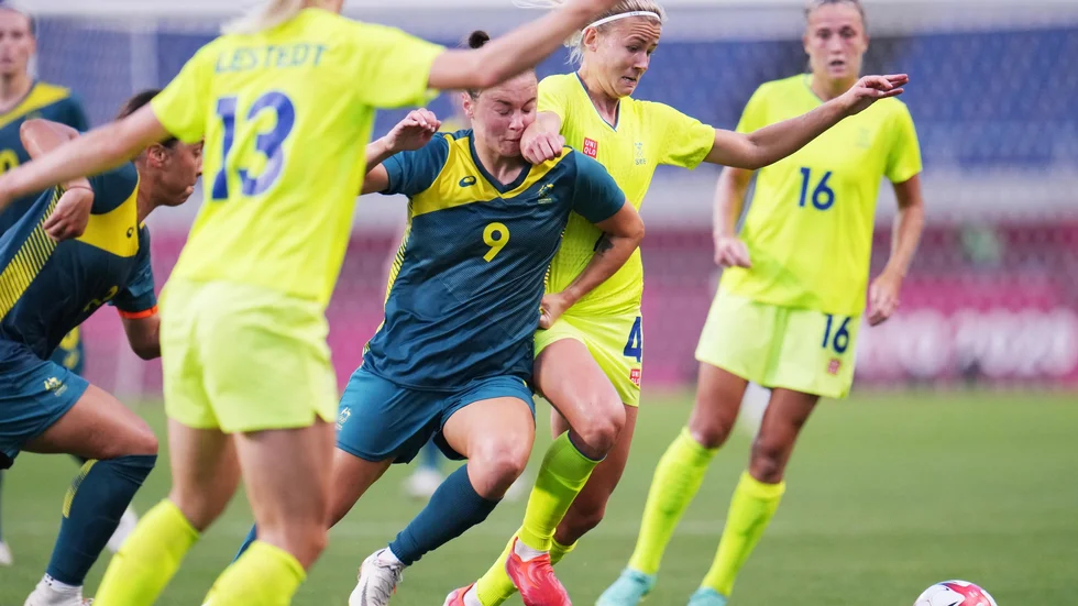 Hanna Glas i duell med Caitlin Foord under Sverige–Australien, när länderna möttes i OS-gruppspelet. På måndag ställs lagen mot varandra i semifinalen.