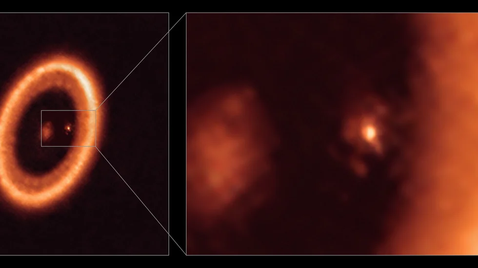 Den inzoomade bilden till höger, tagen med Alma, visar planeten PDS 70C i mitten, med en disk av dam och stoft runtom, som tros komma att bilda månar. I den vänstra bilden ses solsystemets stjärna i mitten, med en betydligt större cirkelformad disk som snurrar runt himlakroppen.