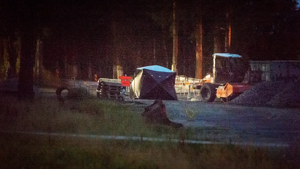 Polisen tror inte att den misstänkta 32-årige Lulebon agerade ensam. Minst en man till, med koppling till det kriminella gänget Shottaz, söks av polisen och enligt uppgift tros han ha varit den som sköt kvinnan.