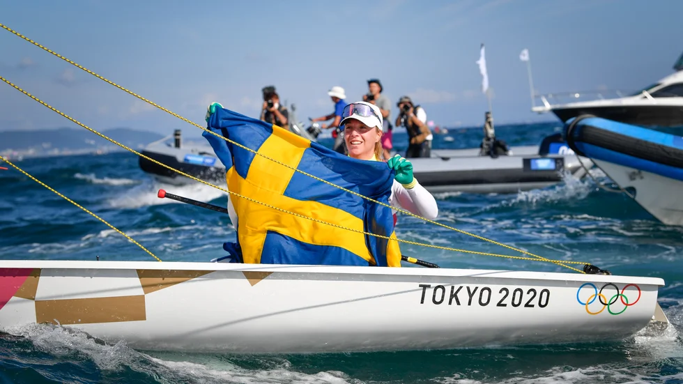 Josefin Olsson tog OS-silver i seglingens laser radial efter att ha kommit först i den avslutande medaljseglingen.