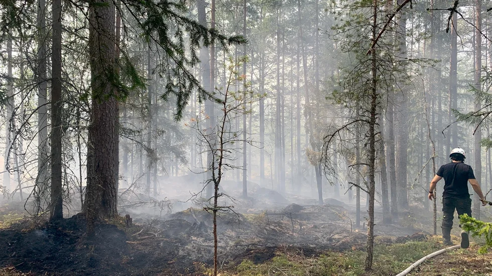 Vid 12-tiden fick räddningstjänsten en vattenslang med högre tryck.