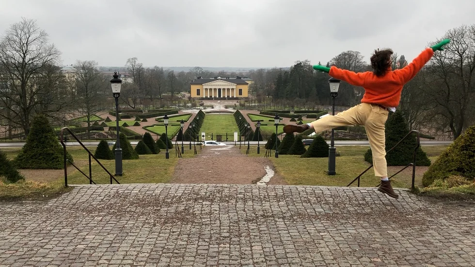 Tilda Åsberg dansar vid Uppsala slott. 