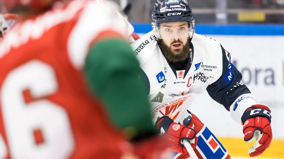 VIK-forwarden Joakim Hagelin är avstängd under pågående utredning.
