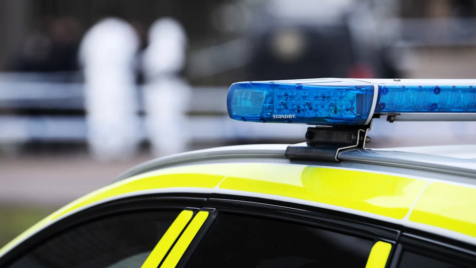 En 35-åring misstänks för olovlig körning och för brukande av falsk urkund efter att han blivit stannad av polis och visat upp ett falskt körkort.