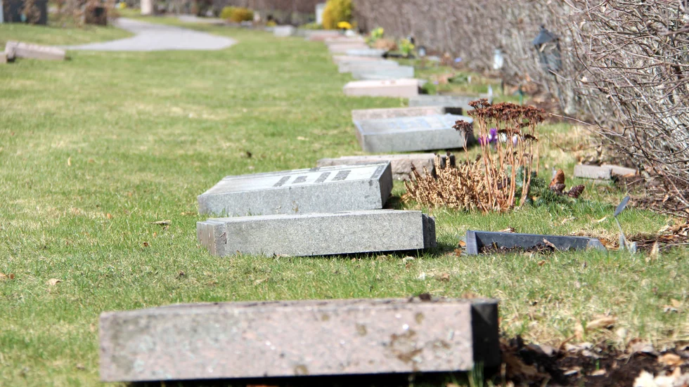 Många Kisabor har reagerat på att ett 70-tal gravstenar ligger till marken vid kyrkogården. "Det är djupt olyckligt", säger kyrkoherden Jörgen Sundeborn.