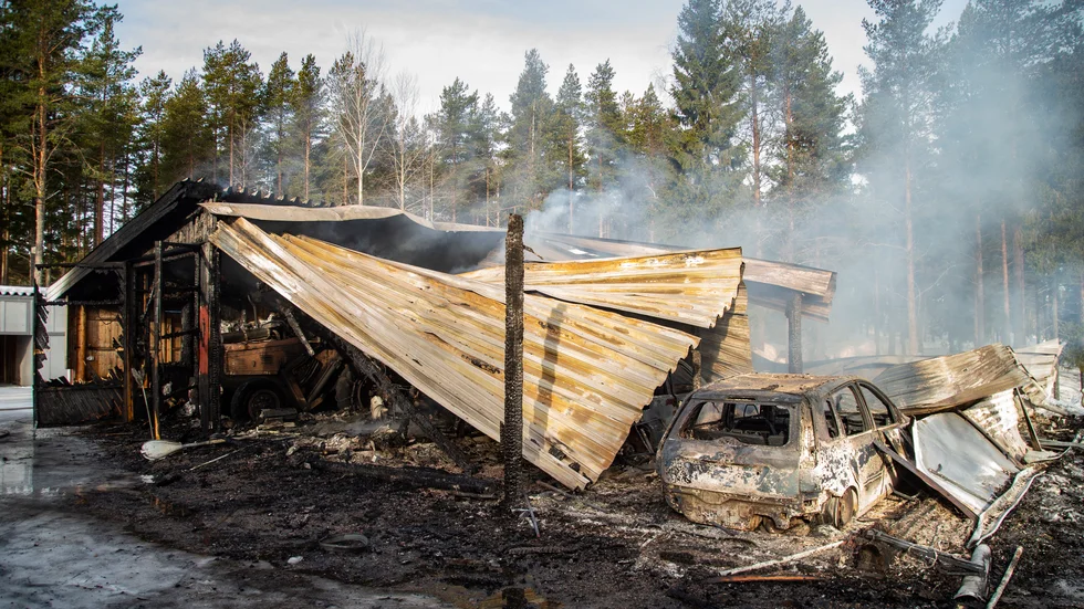 Lågorna slukade tre bilar, en traktor och en fyrhjuling. Ägaren Kent Holmgren tror att branden startade vid bilen till höger i bild som var kopplad i motorvärmaren.