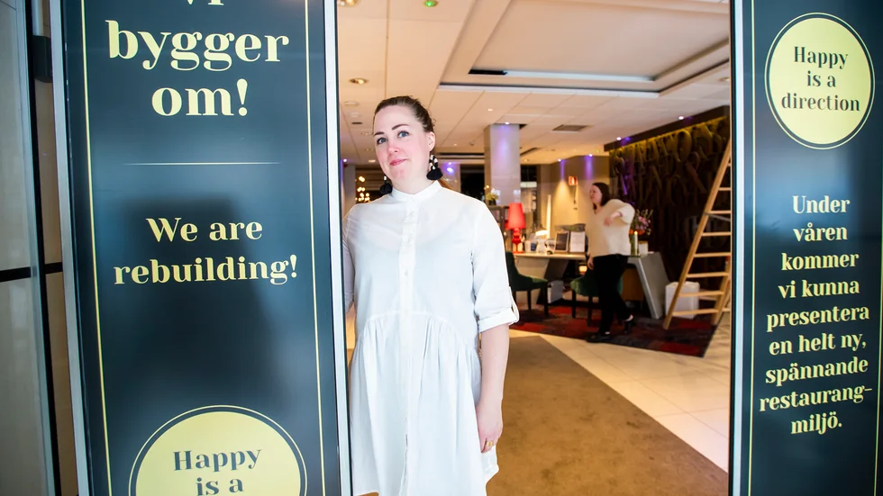 Nu satsar Savoy hotell mitt i viruskrisen. Hotelldirektören Helen Sundqvist hoppas att den pågående renoveringen ska bli klar strax efter påsk.  