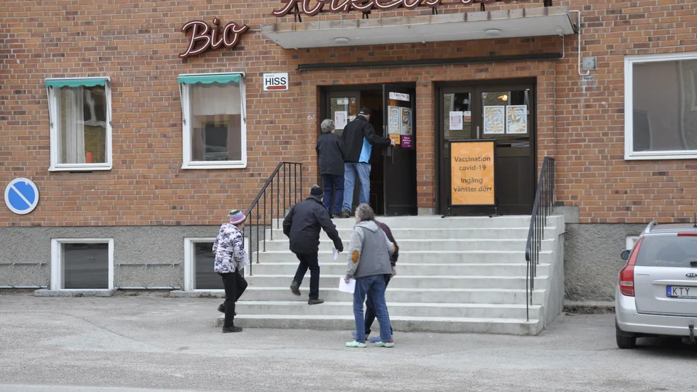 Totalt vaccinerades drygt 400 personer i Heby Folkets hus under onsdagen.