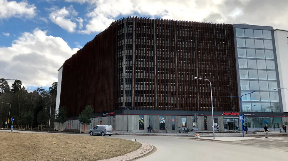 Det så kallade mobilitetshuset Dansmästaren i Rosendal är ett samarbete mellan Uppsalahem och Uppsala parkering. Parkeringsdelen har haft en tuff start, kantad av stök och nedskräpning.