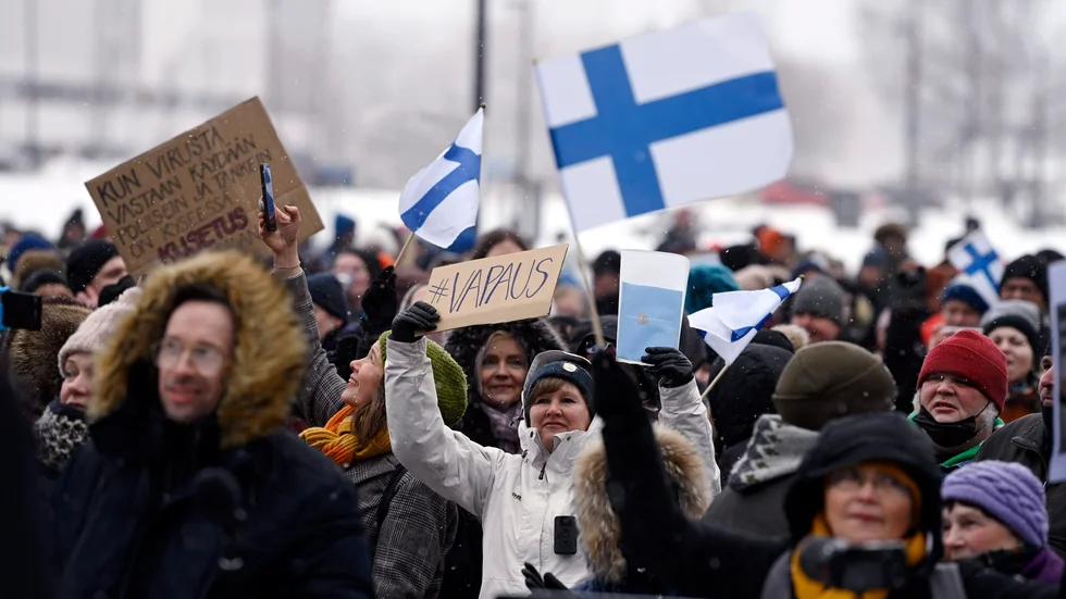 I helgen deltog några hundra personer i en demonstration mot regeringens restriktioner i centrala Helsingfors.