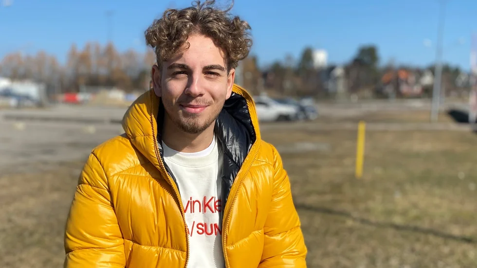 Ludvig Kindstrand är 18 år och driver Trosa Padel. Det startade som ett UF-företag och nu ägnar han nästan all sin tid till att få fram padelbanor till Trosa.