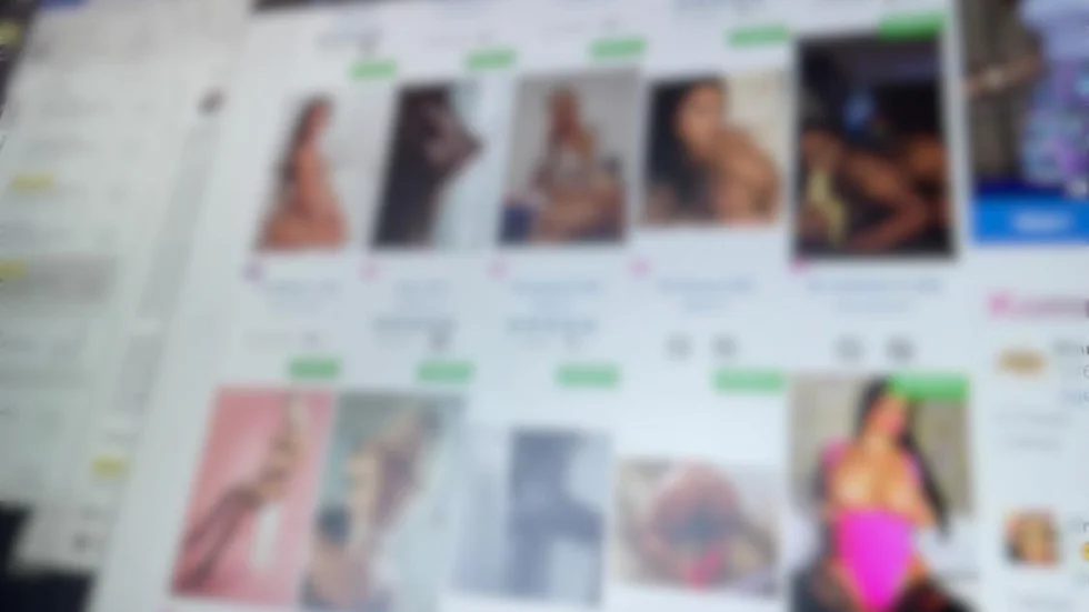För att synas på online-bordellen måste säljare lägga upp flera bilder. Bilderna är oftast proffsigt tagna, säljarna är vackra och priserna låga. 