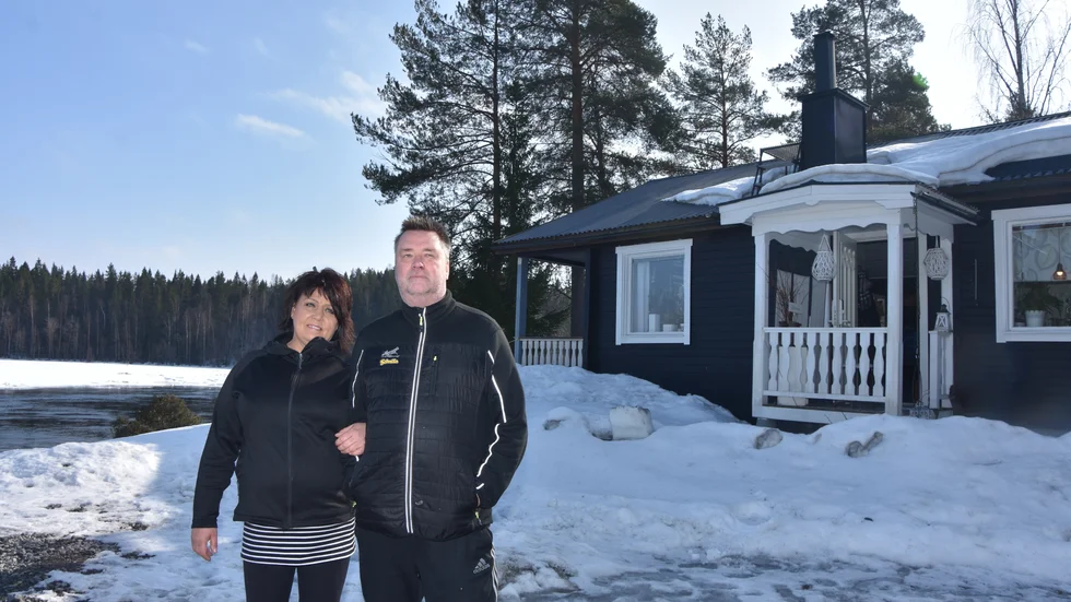 Maria Marklund och Mikael Andersson uppskattar att två-tre meter av marken ned mot älven försvunnit. 