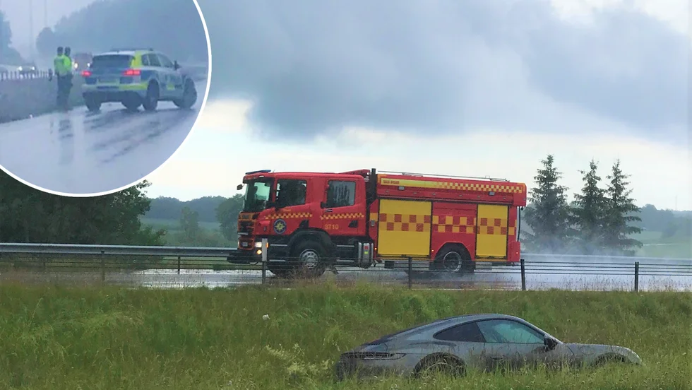 En bil har fått snurr på E4:an och krockat med mittenräcket på motorvägen. 